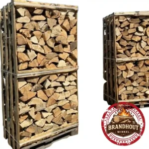 Ovengedroogd eiken haardhout op palletkisten 2 kubieke meter netjes gestapelde hardhouten blokken groothandel lage vochtigheid Hoogwaardig ovengedroogd eiken haardhout op palletkisten 2 kubieke meter met lage vochtigheid en hoge warmteafgifte voor groothandel levering eiken haardhout 2kubieke meter